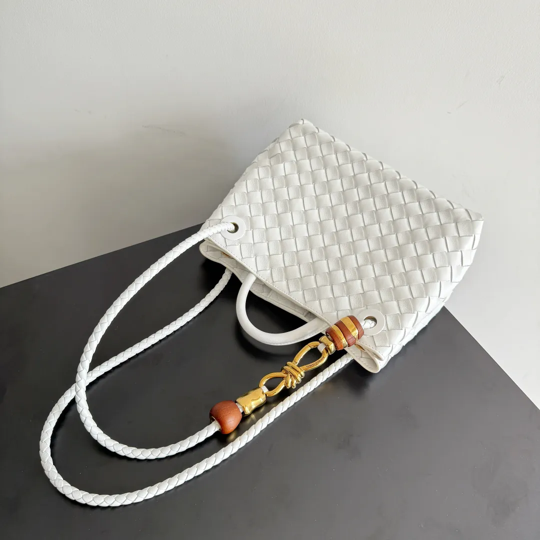 The new Andiamo batch of 3060 BV is shipped‼ ️The classic intercciato weaving process is used to create a soft bag, the metal knot is made of micro-cast aluminum using jewelry technology🪢, and the decorative beads are made of metal and hand-polished oak, allowing you to jump repeatedly between elegance and fun💃, making it unpredictable. Classic and versatile, it shows off your temperament, and the bag has a large capacity, making it very convenient for daily commuting! It has a variety of carrying methods, the shoulder straps can be adjusted by yourself, the original lambskin feels soft and delicate, and the unisex style breaks gender boundaries and brings a more practical and long-lasting use experience. The Andiamo, which has both elegant and casual styles, perfectly interprets the "fashionable old money style". Style number: 743568+wood hardware Color: white Size: 25*22*10.5cm